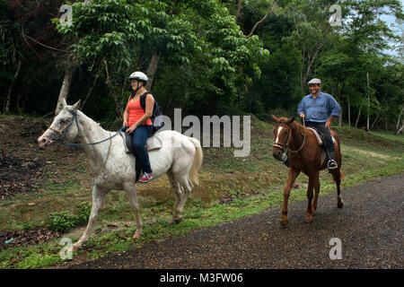 Reiten rund um Mayaruinen von Xunantunich archäologische Stätte in der Nähe von San Ignacio, Belize Stockfoto