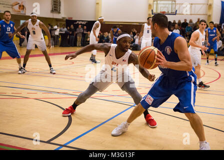 SHAPE, Belgien (Nov. 29, 2017)) Streitkräfte der Vereinigten Staaten und der französischen Streitkräfte Basketball Mannschaften kämpfen um den Ball beim Obersten Hauptquartier der Alliierten Mächte in Europa (SHAPE) Fitnesscenter, während das abschließende Spiel der 2017 Form internationaler Basketball Turnier. Die jährliche Veranstaltung bringt Teams aus der ganzen Welt Für freundliche Konkurrenz und Partnerschaft an prominenter NATO-Installation. (U.S. Marine Stockfoto