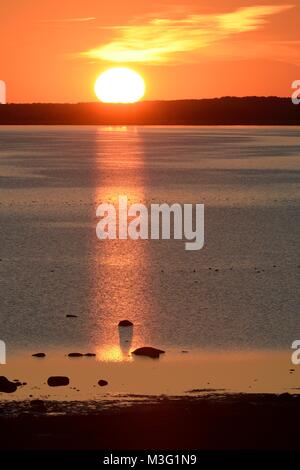 Sonnenuntergang über Matsalu Bucht mit Die reflektierenden Sonnenstrahlen Wasser, Matsalu Nationalpark, Thisted, Estland, September. Stockfoto