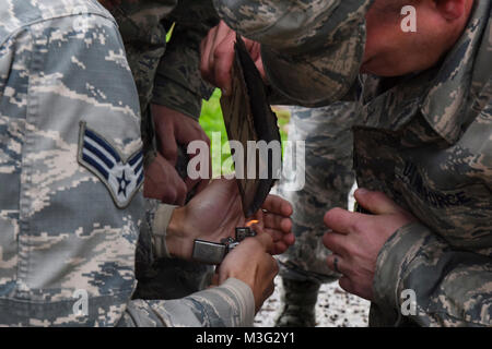 Us Air Force Piloten aus der 39th Air Base Wing Ehrengarde halten Sie Stücke von einer US-Flagge eine Flagge in den Ruhestand Festakt 18.01.2018, Incirlik in der Türkei. In Übereinstimmung mit den US-Fahne, die Fahne wurde feierlich verbrannt und den Treueeid wurde vorgetragen. (U.S. Air Force Stockfoto
