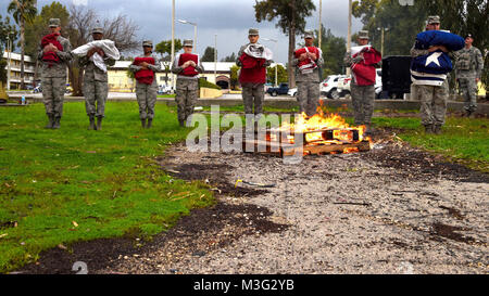 Us Air Force Piloten aus der 39th Air Base Wing Ehrengarde Team für eine feierliche Fahne in den Ruhestand 18.01.2018, Incirlik, Türkei vorbereiten. Die große Fahne wurde in seine einzelnen Komponenten, einschließlich der 13 rote und weiße Streifen, und die Union bestehend aus 50 Sternen auf blauem Hintergrund, die ganze linke wurde getrennt, weil es der Union der 50 Mitgliedstaaten darstellt. (U.S. Air Force Stockfoto