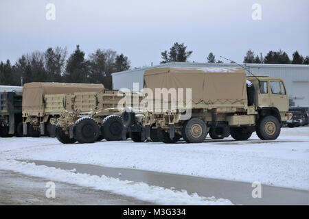 Armee Militärfahrzeuge sind in einer Staging Area Jan. 24, 2018 geparkt, auf dem cantonment Bereich am Fort McCoy, Wis. Die Fahrzeuge wurden inszeniert vor dem Wiegen und mit der Bahn von der Installation geliefert. (U.S. Armee Stockfoto