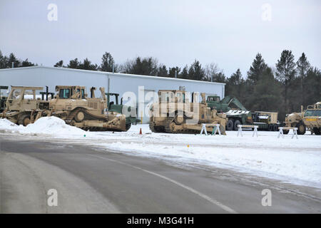 Armee Militärfahrzeuge sind in einer Staging Area Jan. 24, 2018 geparkt, auf dem cantonment Bereich am Fort McCoy, Wis. Die Fahrzeuge wurden inszeniert vor dem Wiegen und mit der Bahn von der Installation geliefert. (U.S. Armee Stockfoto