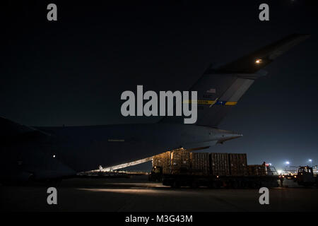 Antenne Transport team Personalarbeit Cargo von der US Air Force C-17 Globemaster III bei Bagram Air Field, Afghanistan, Jan. 24, 2018 zu entladen. Der C-17 ist in der Lage, rasche strategische Bereitstellung von Truppen und alle Arten von Fracht zu Grundlagen der gesamten US Central Command Verantwortungsbereich. Das Flugzeug ist ausgerüstet sein taktischer Lufttransport, airdrop und medizinischem wie Missionen erfordern. (U.S. Air Force Stockfoto