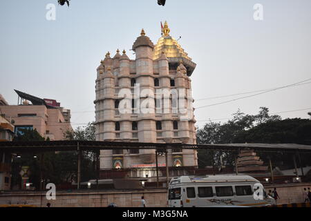 Die Shree Siddhivinayak Ganapati Mandir ist ein hinduistischer Tempel zu Herrn Shri Ganesha gewidmet. Es ist in Prabhadevi, Mumbai, Maharashtra. Stockfoto