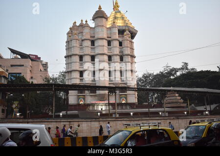 Die Shree Siddhivinayak Ganapati Mandir ist ein hinduistischer Tempel zu Herrn Shri Ganesha gewidmet. Es ist in Prabhadevi, Mumbai, Maharashtra. Stockfoto