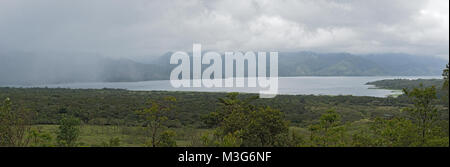 Panoramasicht auf den See Arenal im regnerischen Wetter, Costa Rica Stockfoto
