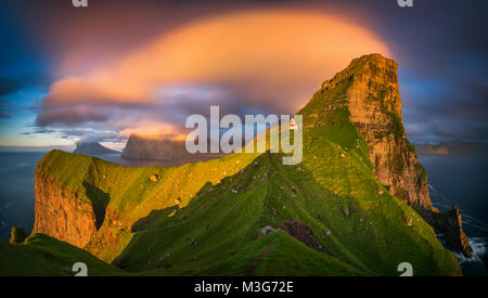 Panorama der Insel Kalsoy und Kallur Leuchtturm im Abendlicht, Färöer Inseln Stockfoto