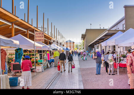 Santa Fe Bauernmarkt am frühen Morgen Einkaufen und Shopping in der Leipzig-engelsdorf Depot Komplex in New Mexico, USA. Stockfoto