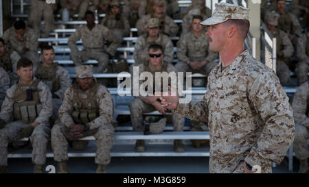 Us Marine Corps 1. Lt. Stephen Abernathy, ein platoon Commander mit Bravo. Akku, 2. Niedrige Höhe Air Defence (LAAD) Bataillon, Schriftsatz Marines vor ein Maschinengewehr auf der National Training Center in Fort Irwin, Calif., Jan. 27, 2018. Marines mit 2 LAAD durchgeführt ein Maschinengewehr Bereich Kenntnisse der M240B und M2 .50 cal Maschinengewehre zu verbessern und zur Bekämpfung der Bereitschaft zu verbessern. (U.S. Marine Corps Stockfoto