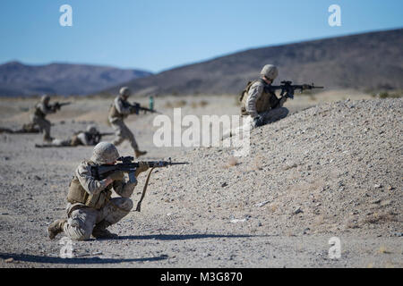 Us-Marines mit Bravo. Akku, 2. Niedrige Höhe Air Defence (LAAD) Bataillon ein Buddy rush Übung am National Training Center in Fort Irwin, Calif., Jan. 28, 2018. Marines mit 2 LAAD durchgeführt Buddy rush Übung der Fähigkeit Marines zu reagieren und Entstörung feindliche Ziele, wenn sie auf einer Patrouille engagiert verbessern. (U.S. Marine Corps Stockfoto