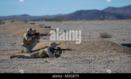 Us-Marines mit Bravo. Akku, 2. Niedrige Höhe Air Defence (LAAD) Bataillon ein Buddy rush Übung am National Training Center in Fort Irwin, Calif., Jan. 28, 2018. Marines mit 2 LAAD durchgeführt Buddy rush Übung der Fähigkeit Marines zu reagieren und Entstörung feindliche Ziele, wenn sie auf einer Patrouille engagiert verbessern. (U.S. Marine Corps Stockfoto