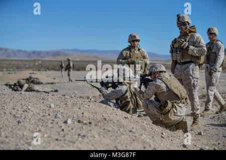 Us-Marines mit Bravo. Akku, 2. Niedrige Höhe Air Defence (LAAD) Bataillon ein Buddy rush Übung am National Training Center in Fort Irwin, Calif., Jan. 28, 2018. Marines mit 2 LAAD durchgeführt Buddy rush Übung der Fähigkeit Marines zu reagieren und Entstörung feindliche Ziele, wenn sie auf einer Patrouille engagiert verbessern. (U.S. Marine Corps Stockfoto