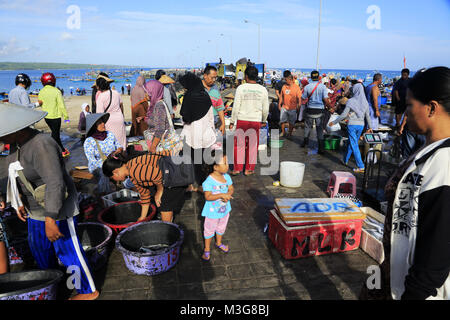 Einheimische verkaufen täglichen Fänge am Jimbaran Strand. Jimbaran Dorf. Südlich von Kuta. Badung Bali Indonesien Regency. Stockfoto