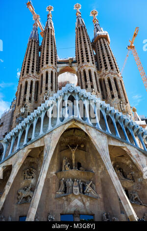 BARCELONA, SPANIEN - 13. MAI 2017: architektonische Details und Skulpturen der Fassade der Sagrada Familia von Gaudi Platz gesehen. Stockfoto