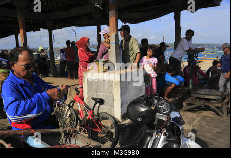 Einheimische verkaufen täglichen Fänge am Jimbaran Strand. Jimbaran Dorf. Südlich von Kuta. Badung Bali Indonesien Regency. Stockfoto