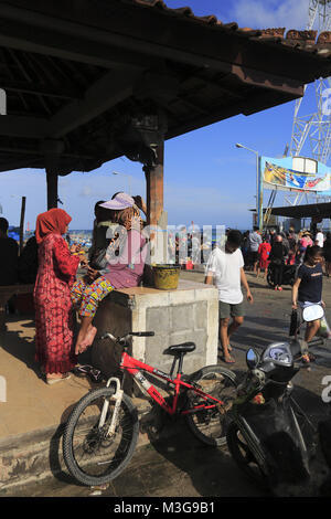 Einheimische verkaufen täglichen Fänge am Jimbaran Strand. Jimbaran Dorf. Südlich von Kuta. Badung Bali Indonesien Regency. Stockfoto