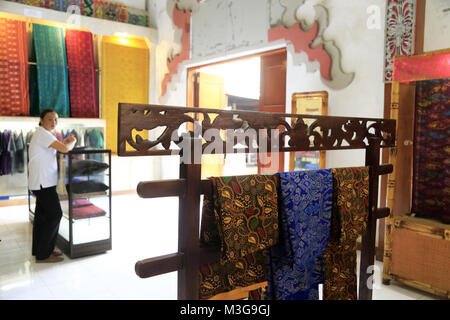 Traditionelle Hand gewebten tenun Ikat für den Verkauf in den Store von Tenun Ikat Putri Ayu Workshop in Blahbatuh Dorf, Gianyar Regency, Bali, Indonesien Stockfoto