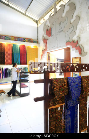 Traditionelle Hand gewebten tenun Ikat für den Verkauf in den Store von Tenun Ikat Putri Ayu Workshop in Blahbatuh Dorf, Gianyar Regency, Bali, Indonesien Stockfoto