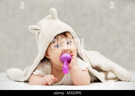 Portrait von Baby Mädchen spielen mit Spielzeug auf Decke zu Hause Stockfoto