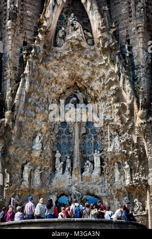 BARCELONA, SPANIEN - 13. MAI 2017: architektonische Details und Skulpturen der Fassade der Sagrada Familia von Gaudi Platz gesehen. Stockfoto