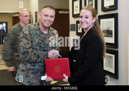 Jennifer Merlo, der einzigen Marine Programm (SMP) Koordinator für Marine Corps Air Station Cherry Point, erhält ein Zertifikat, das Lob vom US Marine Corps Generalmajor Matthew G. Glavy, Kommandierender General der 2. Marine Flugzeugflügel, bei WAB Cherry Point, N.C., Jan. 30, 2018. Merlo geholfen, die besten SMP von Juli 2013 bis Dez. 2017, und kumulierte die höchste Zahl von freiwilligen und ehrenamtlichen Arbeitsstunden im Jahr 2017 erhalten. (U.S. Marine Corps Stockfoto