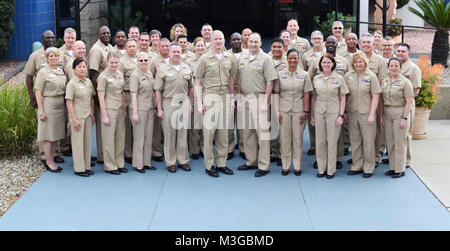 Befehlshabenden Offizieren, Command Master Chiefs und älterer Soldat Führer aus der ganzen Marine Medizin West erfaßt am Naval Base San Diego, Jan. 30, 2018, für die jährliche Marine Medizin West Vor-Ort-Sitzung des Rates der Gouverneure. Die Tagung wurde von der Hinteren Adm geführt. Paul Pearigen, Commander, Marine Medizin West. Stockfoto