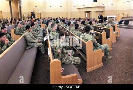 Soldaten aus während ich Korps, die 201St Military Intelligence Brigade Auslandseinsätze gehören, waren anwesend bei Lewis Norden Kapelle auf Joint Base Lewis-McChord, Wash., Feb 1, Kevin Hines - Selbstmord Survivor und Autor von "geknackt, nicht gebrochen" - seine Geschichte des Überlebens zu hören und leben mit schweren psychischen Erkrankungen. Als jemand, der das Leben mit schweren psychischen Erkrankungen, Hines Hoffnungen Teilen seiner Geschichte der Ausfallsicherheit wird anderen helfen, geistlich gut und wähle das Leben leben und motivieren die, die jemanden kennen, der das Leiden zu handeln, wenn die Notwendigkeit entsteht. (U.S. Armee Stockfoto