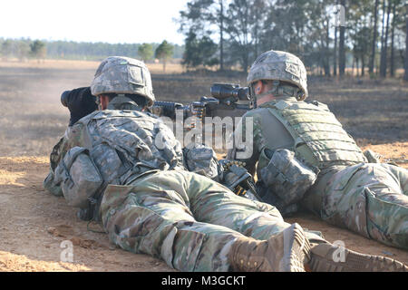 Ian Brown und Pfc. Howard Fritch, einem Maschinengewehr Besatzung zu einem Unternehmen zugewiesen sind, 3. Kombinierte Waffen Bataillon, 15 Infanterie Regiment, 2. gepanzerte Brigade Combat Team, 3rd Infantry Division, Verhalten M 240 Qualifikation Feb 1, am Fort Stewart, Ga. Der M240 ist die wichtigste Waffe System innerhalb eines ausgebauten Bildung. Es bietet lange Reichweite, genaue, anhaltende Brände gegen demontiert Infanterie, Gebäude, und leicht gepanzerten Fahrzeuge, die bis 1800 Meter. (U.S. Armee Stockfoto