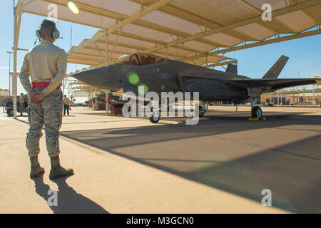 Eine Crew Chief bis zur 63 Aircraft Maintenance Unit bereitet einen F-35 Lightning II für einen Take-off bei Luke Air Force Base, Ariz., Feb 1, 2018 Marschall. Dieses Jahr das erste Mal die F-35 in Haboob Verwüstung, Kampfpilot Wettbewerb teilgenommen, bewirtet durch Thunderbolts. (U.S. Air Force Stockfoto