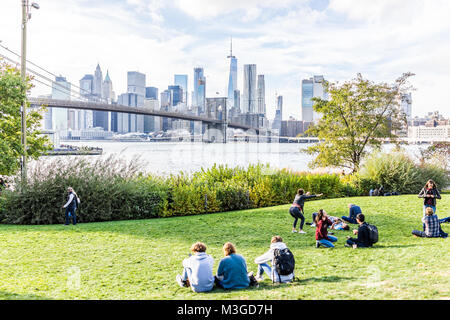 Brooklyn, USA - Oktober 28, 2017: Dumbo Außenfassade im Freien in NYC New York City, die Menschen in Grün, urban Hauptstraße Park, stadtbild Skyline und Stockfoto