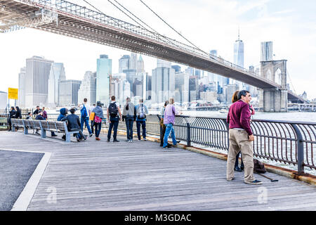 Brooklyn, USA - Oktober 28, 2017: draußen im Freien in NYC New York City Brooklyn Bridge Park mit vielen Menschenmenge Familie Fotos von Osten Stockfoto