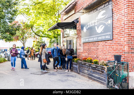 Brooklyn, USA - Oktober 28, 2017: draußen im Freien in NYC New York City Brooklyn Bridge Park, und viele Leute in der Warteschlange Essen bestellen bei Stockfoto