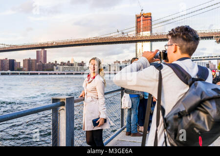 Brooklyn, USA - Oktober 28, 2017: draußen im Freien in NYC New York City Brooklyn Bridge Park mit junges Paar Frau Fotos vom East River, du Stockfoto