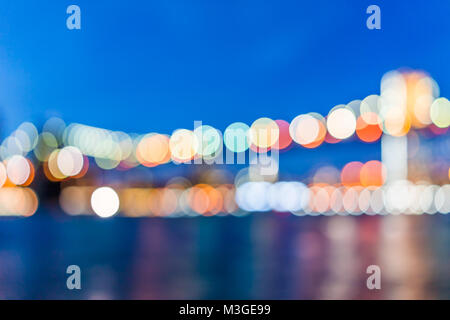 Bokeh der NYC New York City Downtown geringere finanzielle Stadtteil Brooklyn Bridge Wolkenkratzer, East River, stadtbild Skyline am Abend dunkelblau sunse Stockfoto