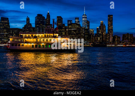 Brooklyn, USA - Oktober 28, 2017: Blick von Außen im Freien in NYC New York City Brooklyn Bridge Park am East River, stadtbild Skyline bei Sonnenuntergang, g Stockfoto