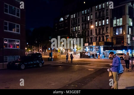 New York City, USA - Oktober 28, 2017: NYC downtown dunklen Abend Nacht Vandam street Straße mit Verkehr Autos beleuchtet, Menschen zu Fuß in SoHo, Hudso Stockfoto