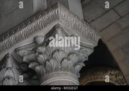 Byzantinische Spalten mit kunstvoll geschnitzten Kapitellen, mit akanthus Laub in der Kirche des Heiligen Grabes Altstadt Ost Jerusalem Israel eingerichtet Stockfoto