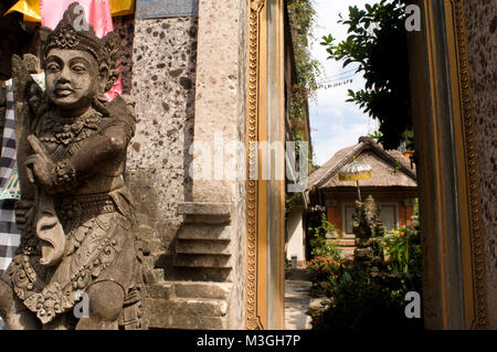 Statue am Eingang zu einem Hindu Tempel in der Stadt Ubud Bali Indonesien Stockfoto