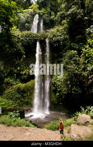 Wasserfälle von Air Terjun Singang Gila, nördlich von Lombok und in der Nähe der Stadt Senaru. Benang Kelambu Wasserfälle im tropischen Regenwald in der Nähe des Dorfes Aik Stockfoto