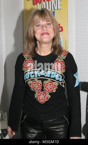 Suzy Quatro live bei Radio Hamburg Heute um 15.30 Uhr kam Oldie-Ikone Suzi Quatro ins Studio von Hamburgs Gute-Laune-Radio Oldie 95 am Speersort 10. Mit Moderator Manfred Müller sprach sie über ihr neues Album 'Back To The Drive", das Mitte Februar veroeffentlicht wird. Die 1950 in den USA als Susan Kay Quatro geborene Suzi Quatro gehoerte in den fruehen 1970er und 1980er Jahren zu den Superstars der internationalen Musikszene. Als "First Lady of Rock" landete sie unter anderem mit' können Die können', 'Wenn Sie Can't Give Me Love", "er ist in Dich verliebt" und dem Duett von tumblin' in 'mit Smokie Stockfoto