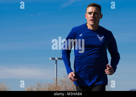 Us-Luftwaffe Kapitän Kristopher Houghton, 377 Air Base Wing Hilfspersonal Judge Advocate, Züge für eine Conseil International du Sport Militaire (CISM) Qualifying Rennen bei Milne Stadion in Albuquerque, N.M., Feb 1. Houghton wurde vor kurzem zur All-Air Kraft cross country Team 2018 benannt. (U.S. Air Force Stockfoto