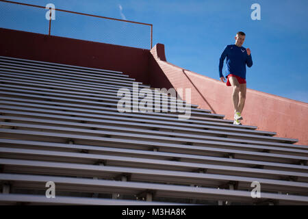 Us-Luftwaffe Kapitän Kristopher Houghton, 377 Air Base Wing Hilfspersonal Judge Advocate, Züge für eine Conseil International du Sport Militaire (CISM) Rennen durch Ausführen des Milne Stadion Treppen in Albuquerque, N.M., Feb 1. Houghton Züge während seiner Mittagspause. Er betreibt zwei Meilen zum Stadion für seinen Workout und läuft zurück nach seiner Fertigstellung zu arbeiten. (U.S. Air Force Stockfoto