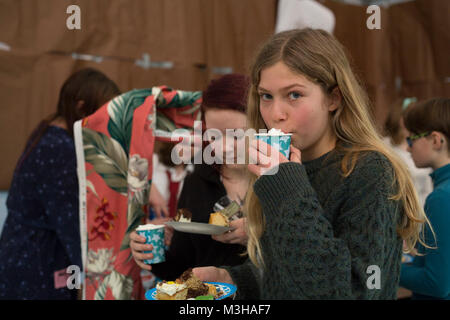 SHAPE, Belgien (Feb. 01, 2018) Elyse Carney, Obersten Hauptquartier der Alliierten Mächte in Europa (SHAPE) amerikanischen Middle School Student von Flagstaff, Arizona, sips "butterbier" während der vierten jährlichen Harry Potter Palooza. Dieses Ereignis bringt Schüler und Lehrer mit ähnlichen Interessen zusammen für Harry Potter themed Nahrung, Getränke und Spiele. (U.S. Air Force Stockfoto