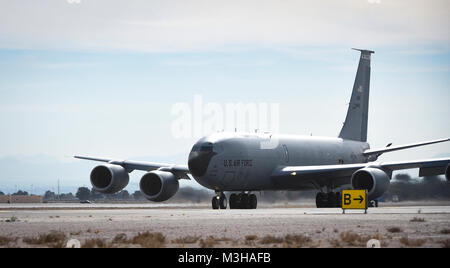 Einer KC-135 Stratotanker zur 22 Luftbetankung Flügel, McConnell Air Force Base, Kansas zugewiesen ist, bereitet sich auf den Start bei Red Flag 18-1 an der Nellis Air Force Base in Nevada, Feb 1, 2018. KC-135 s unter den Dutzenden von Flugzeugen mit Red Flag 18-1 in realistischen Kampfszenarien in einer angefochtenen, degradiert und betrieblich begrenzten Umgebung zu trainieren sind. (U.S. Air Force Stockfoto