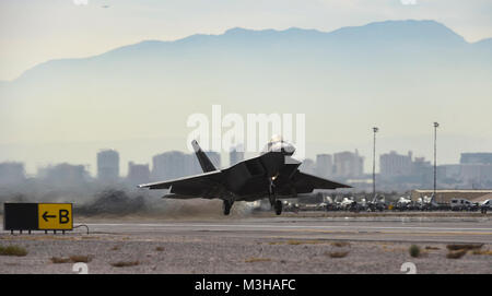 Eine F-22 Raptor fighter Jet auf die 1 Fighter Wing, Joint Base Langley-Eustis, Virginia zugeordnet, nimmt während der Red Flag 18-1 an der Nellis Air Force Base in Nevada, Feb 1, 2018. Red Flag bietet Piloten mit Echtzeit Kriegsszenarien. (U.S. Air Force Stockfoto