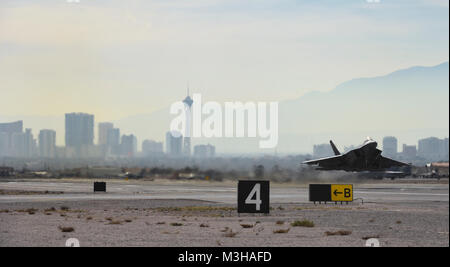 Eine F-22 Raptor fighter Jet auf die 1 Fighter Wing, Joint Base Langley-Eustis, Virginia zugeordnet, nimmt während der Red Flag 18-1 an der Nellis Air Force Base in Nevada, Feb 1, 2018. Red Flag bietet Piloten mit Echtzeit Kriegsszenarien. (U.S. Air Force Stockfoto