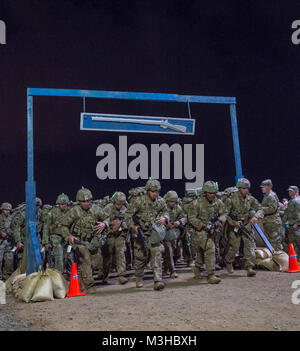 Us-Armee Soldaten zu Combined Joint Task Force - Horn von Afrika zugeordnet beginnen die 12-Meilen-Marsch während Experte Infanterist Abzeichen Bewertung im Camp Lemonnier, Dschibuti, Feb 2, 2018. Nach zwei Wochen Training und fünf Tagen der Prüfung, 50 Soldaten der Prozess zu verdienen die begehrte besondere Fähigkeiten, Abzeichen, die Soldaten einer Armee körperliche Fitness Test, Tag und Nacht land Navigation, einer 12 km langen gewaltmarsch und 30 einzelne Aufgaben für Waffen, Medizin und Security Patrol Fähigkeiten zur Durchführung abgeschlossen. (U.S. Air Force Stockfoto