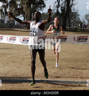 Armee Spec. Leonard Korir von Fort Carson, Colo verteidigt seinen Titel bei den Streitkräften Cross Country 10k-WM am 3. Februar in Tallahassee, Fla., und führte die Armee team zu ihren sechsten Titel in Folge. Korir, aus der Weltklasse Athleten Programm, Flammten zum Sieg in und das Rennen wurde in Verbindung mit den USA Leichtathletik Cross Country Meisterschaft statt. Korir sagte, er verwendet seine Ausfallsicherheit und Entschlossenheit wie dieses zu gewinnen war einer der besten Felder überhaupt zusammengebaut. Armee Mannschaftskameraden Haron Lagat, 2017 Armee 10 Meile Meister die Streitkräfte Silbermedaille behauptete, und Au Stockfoto