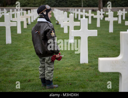 EPINAL, Frankreich (Feb. 3, 2018) Aaron Howson, französischer Staatsbürger, hilft Ort Koryphäen auf die Gräber der gefallenen American Service Members an der Epinal amerikanischen Friedhof. Howson kommt zu dem Friedhof jeden Sonntag die amerikanische Flagge, während die Hähne und eine Hommage an die gefallenen Service Mitglieder zu senken. (DoD Stockfoto